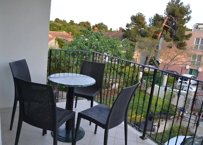 Greta,50 Meters To The *